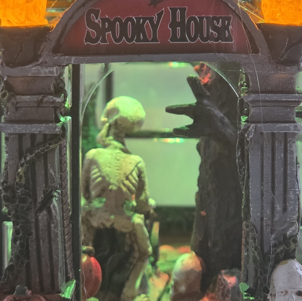 Pumpkin Hollow Spooky Greenhouse LED Color Changing Musical Halloween Village Bu - Picture 11 of 11